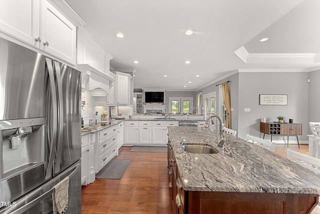 kitchen with stainless steel appliances, ornamental molding, a sink, recessed lighting, and dark wood-style floors