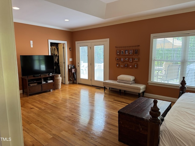 living area with crown molding, wood finished floors, healthy amount of natural light, recessed lighting, and baseboards