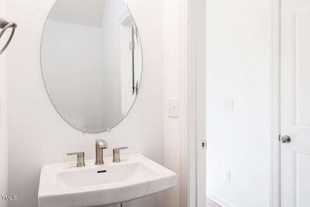 bathroom featuring a sink