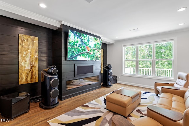 living room with crown molding, wood finished floors, recessed lighting, and baseboards