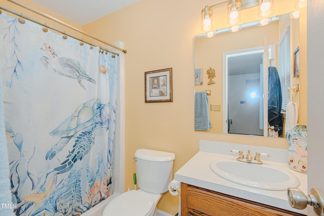 full bath featuring vanity, toilet, and a shower with curtain
