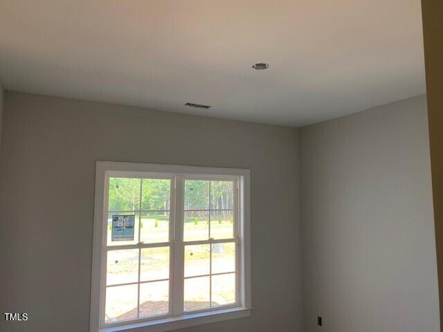 spare room featuring plenty of natural light and recessed lighting