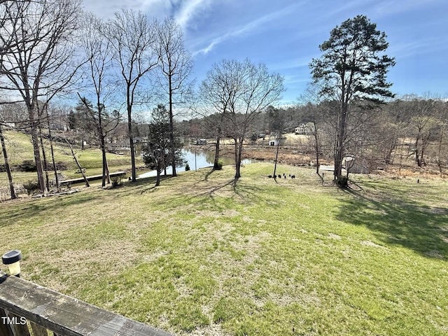 view of grassy yard featuring a water view