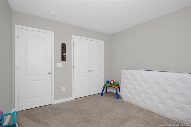 rec room featuring carpet flooring and baseboards