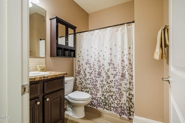 full bath with toilet, vanity, wood finished floors, a shower with curtain, and decorative backsplash