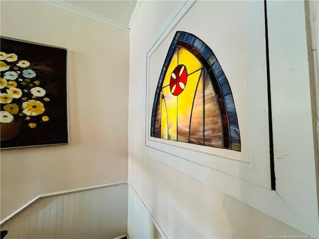 detailed view of ornamental molding and a wainscoted wall