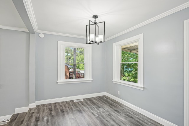 empty room featuring a chandelier, ornamental molding, baseboards, dark wood-style flooring, and a smoke detector