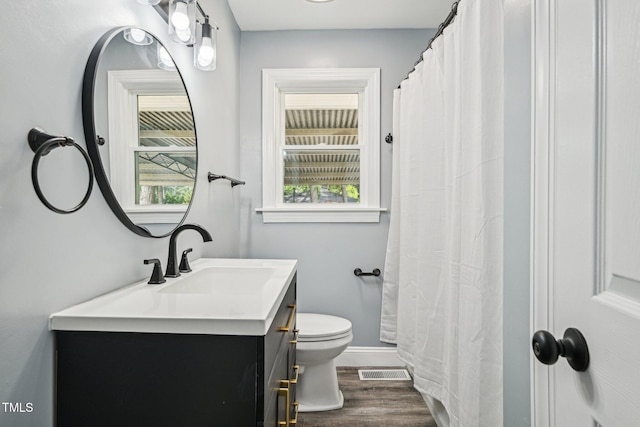 full bathroom featuring wood finished floors, toilet, vanity, baseboards, and curtained shower