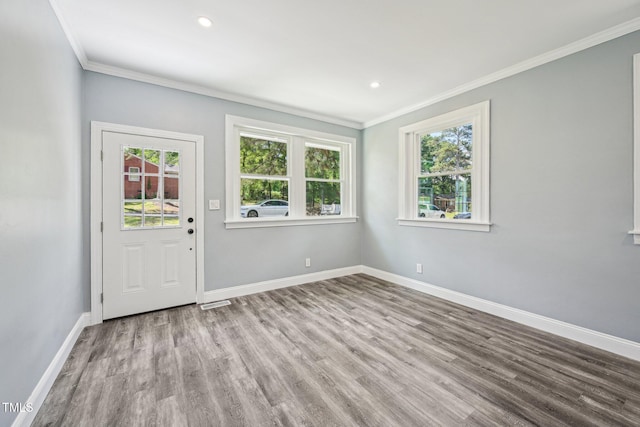 entrance foyer featuring plenty of natural light, baseboards, wood finished floors, ornamental molding, and recessed lighting