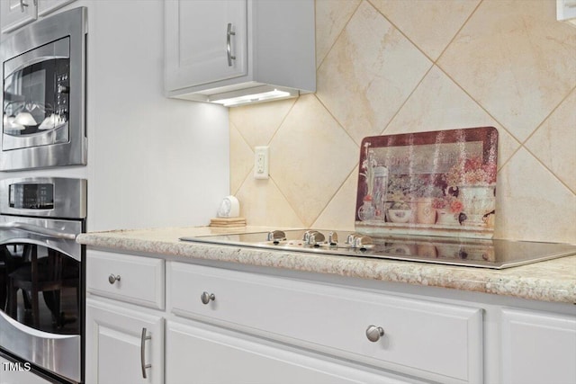 washroom featuring estacked washer and dryer