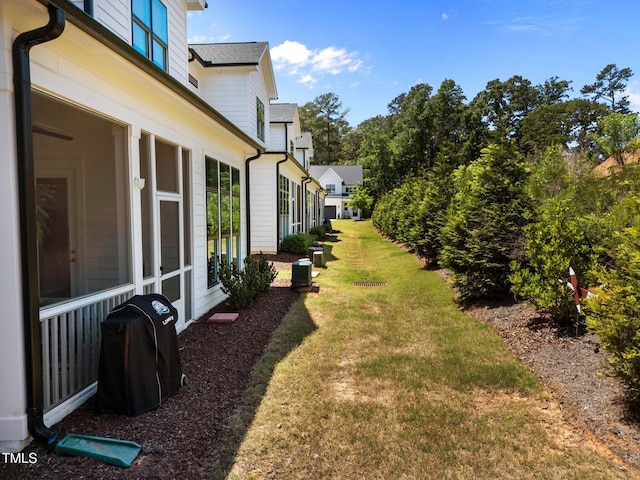 view of grassy yard featuring a residential view
