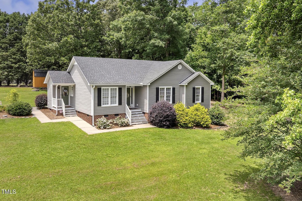 133 Creekstone Dr, Benson, NC 27504 - ranch-style house with roof with shingles, crawl space, and a front yard
