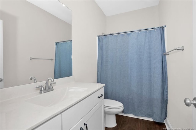 full bathroom featuring wood finished floors, toilet, vanity, and a shower with shower curtain
