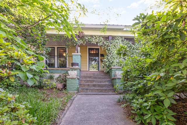 property entrance featuring a porch