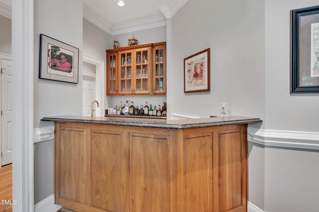 indoor wet bar featuring ornamental molding and recessed lighting