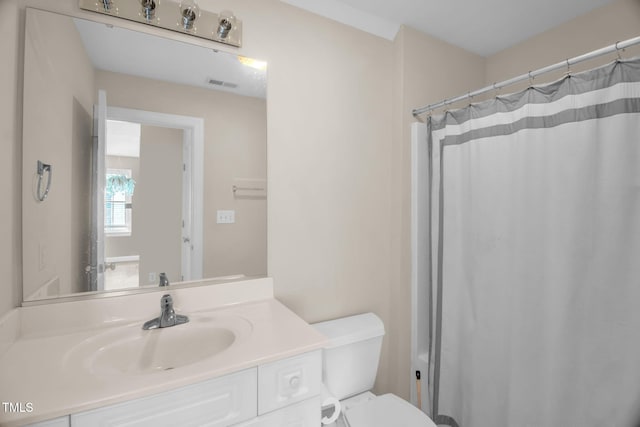 full bath with toilet, vanity, and a shower with shower curtain