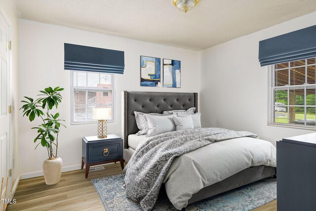 1309 Jackson St, Burlington, NC 27217 - bedroom featuring light wood finished floors and baseboards