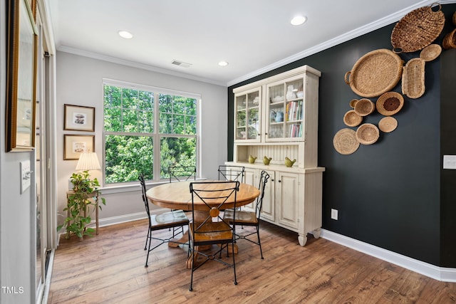 dining area featuring recessed lighting, baseboards, light wood-type flooring, and crown molding