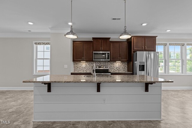 986 Gateway Commons Cir, Wake Forest, NC 27587 - kitchen with stainless steel appliances, a sink, crown molding, a breakfast bar area, and baseboards