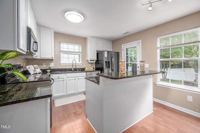 313 Weeping Willow Dr, Durham, NC 27704 - kitchen featuring stainless steel fridge with ice dispenser, a sink, light wood-type flooring, and a center island