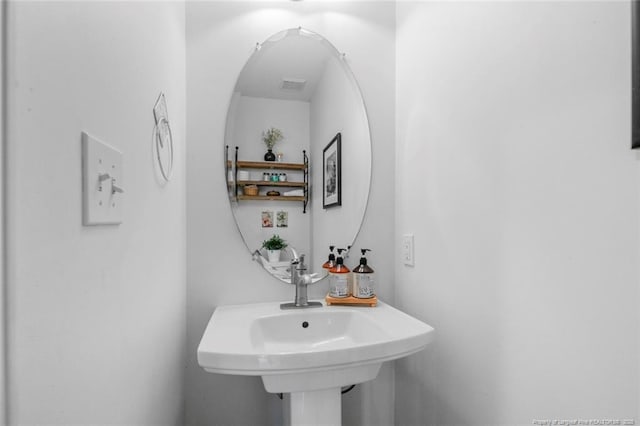 bathroom featuring a sink