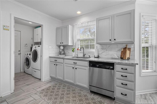 laundry room featuring cabinet space, washer and clothes dryer, crown molding, recessed lighting, and baseboards