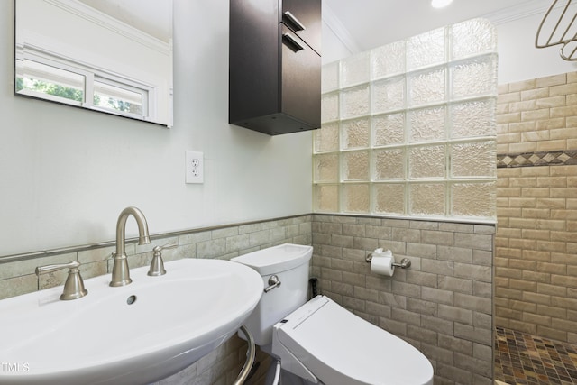 712 Beaver Dam Rd, Raleigh, NC 27607 - full bath featuring a sink, tile walls, toilet, a walk in shower, and wainscoting