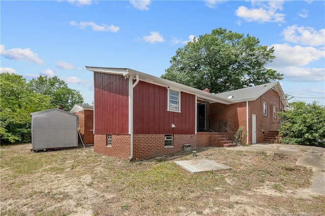 view of front of property featuring a storage unit, an outbuilding, and a front yard