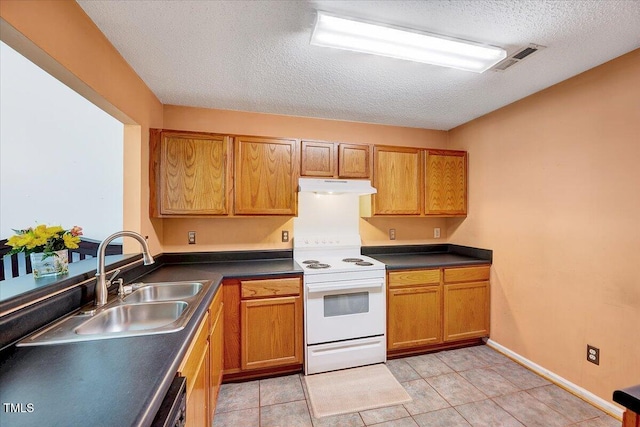 kitchen featuring electric stove, under cabinet range hood, a sink, a textured ceiling, and dark countertops