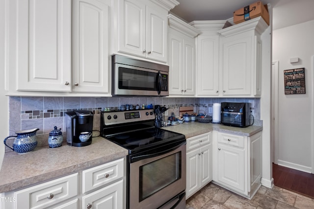 100 Jonathans Pl, Goldsboro, NC 27534 - kitchen with appliances with stainless steel finishes, backsplash, light countertops, and baseboards