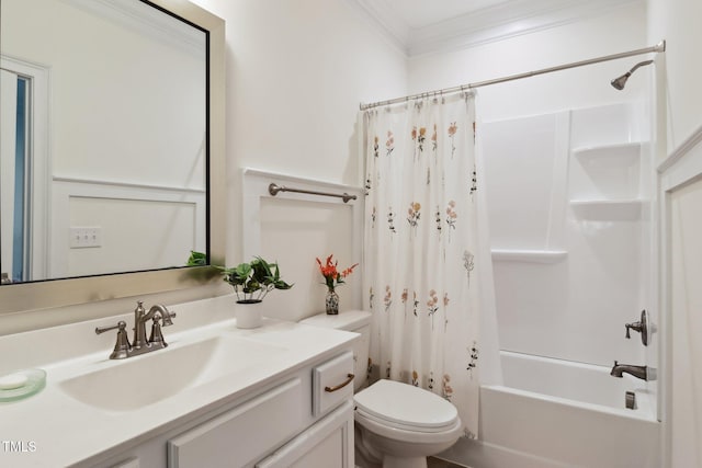 full bath featuring crown molding, toilet, shower / bathtub combination with curtain, and vanity