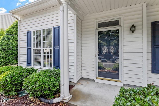 entrance to property featuring covered porch