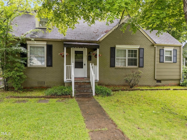 view of front of property featuring crawl space, a front lawn, and roof with shingles