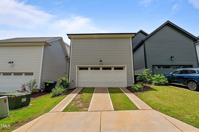 view of front of property with a front lawn, a garage, and driveway