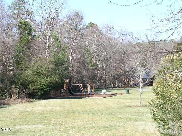 view of property's community featuring a yard