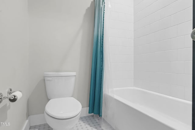 full bathroom featuring baseboards, toilet, and shower / bathtub combination with curtain