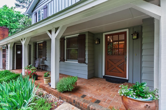 property entrance featuring a porch