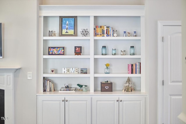2916 Reynolda Cir, Durham, NC 27712 - detailed view of built in features