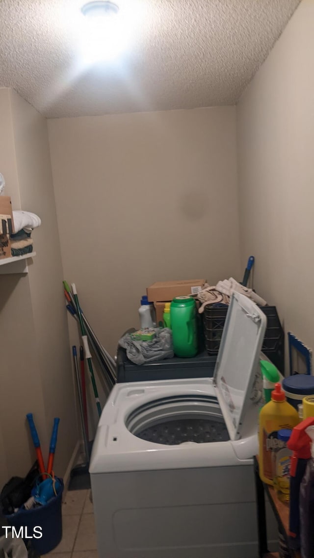 836 S Main St, Roxboro, NC 27573 - washroom featuring washing machine and dryer, light tile patterned floors, and a textured ceiling