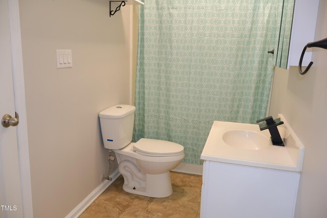 1536 Granville St, Burlington, NC 27215 - full bath featuring toilet, vanity, a shower with curtain, and baseboards