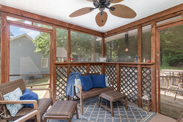 sunroom with ceiling fan
