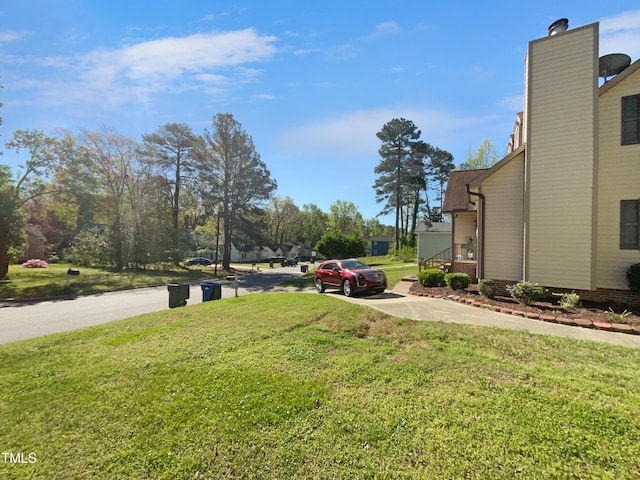 view of grassy yard with driveway