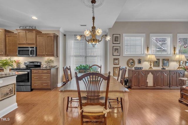 79 Heatherwood Dr, Chapel Hill, NC 27516 - dining area featuring a chandelier, light wood-style flooring, crown molding, and recessed lighting