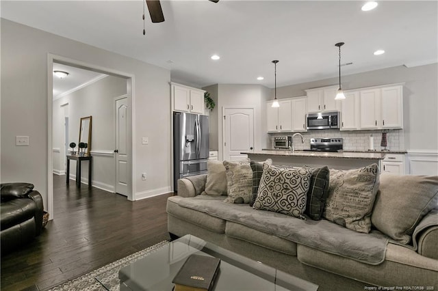 living room featuring dark wood finished floors, ceiling fan, recessed lighting, and baseboards