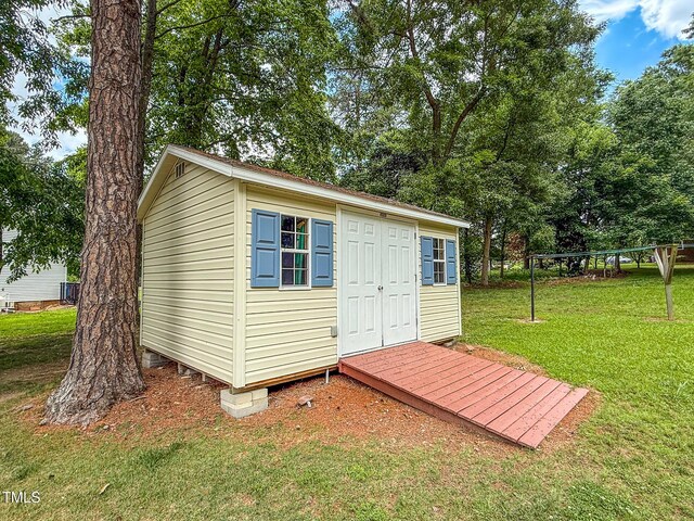 view of outdoor structure with an outbuilding