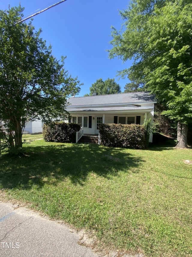 view of front facade featuring a front lawn and a porch