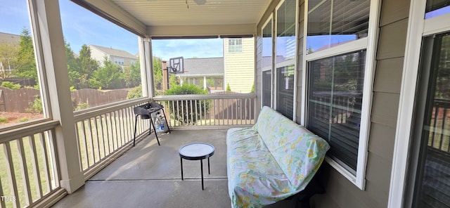 sunroom with ceiling fan