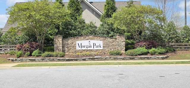 community / neighborhood sign featuring fence
