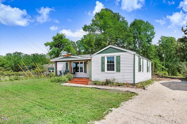 view of front of property featuring a front yard and a porch