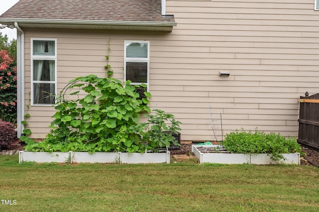 200 Vintage Hill Cir, Apex, NC 27539 - view of side of home featuring roof with shingles, a garden, and a yard